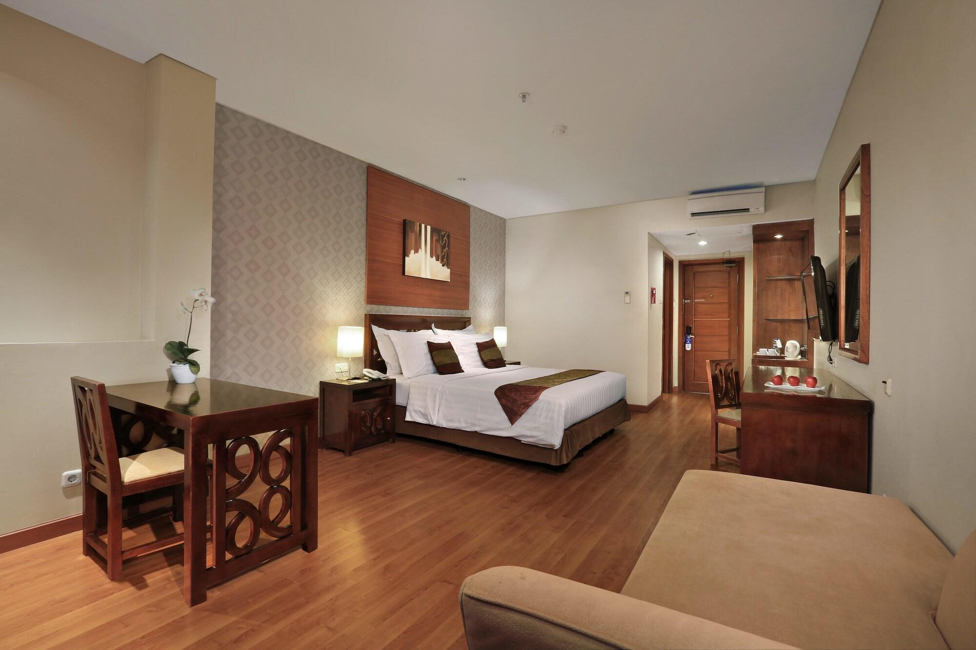 Aston Tanjung City Hotel Exterior photo