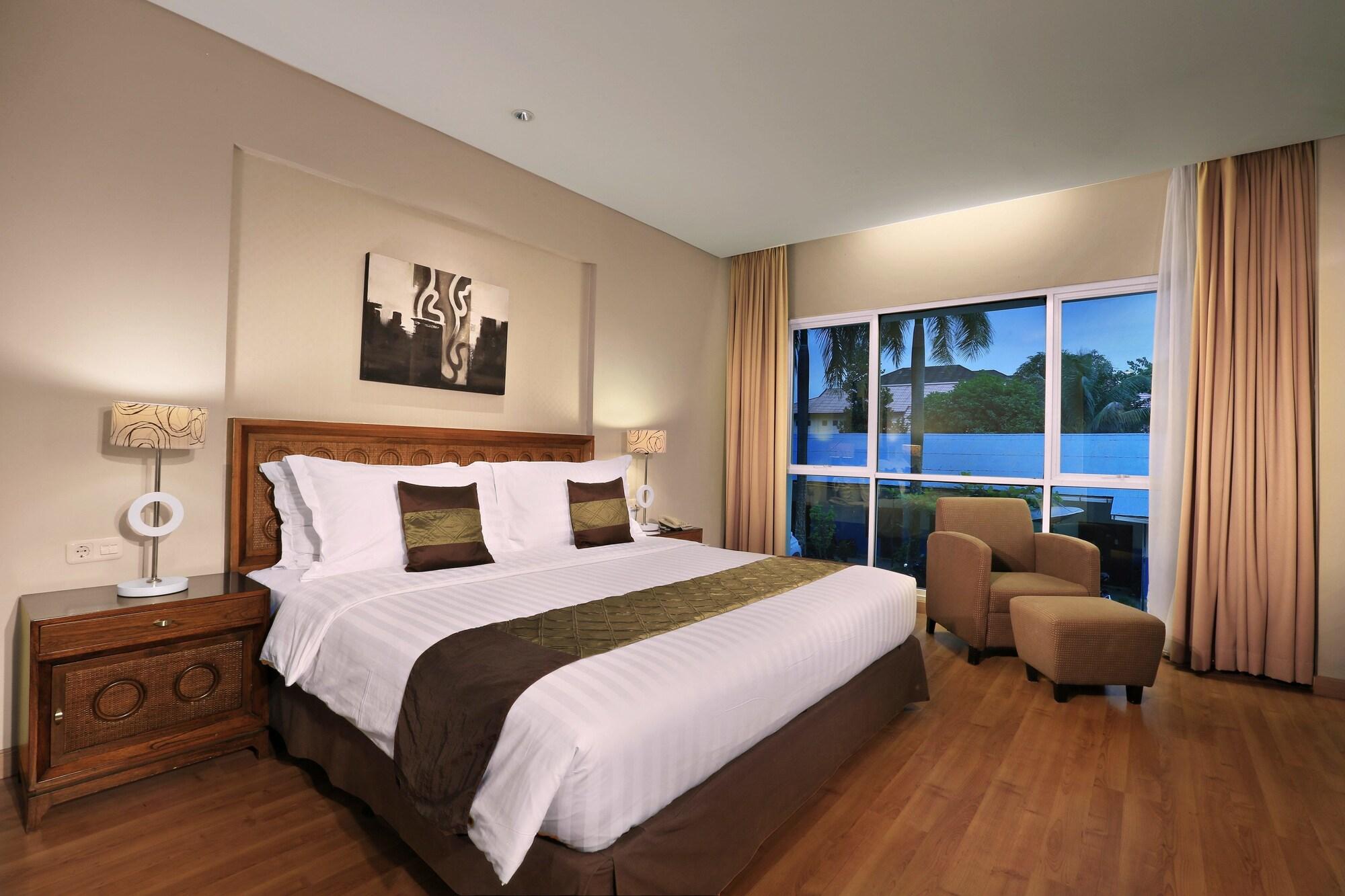 Aston Tanjung City Hotel Exterior photo
