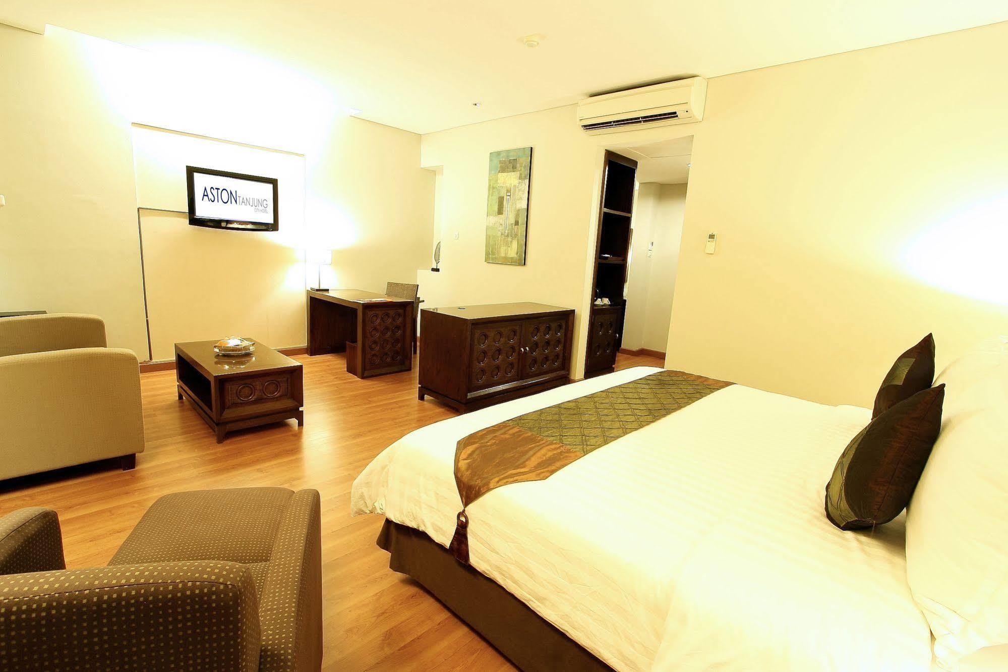 Aston Tanjung City Hotel Exterior photo