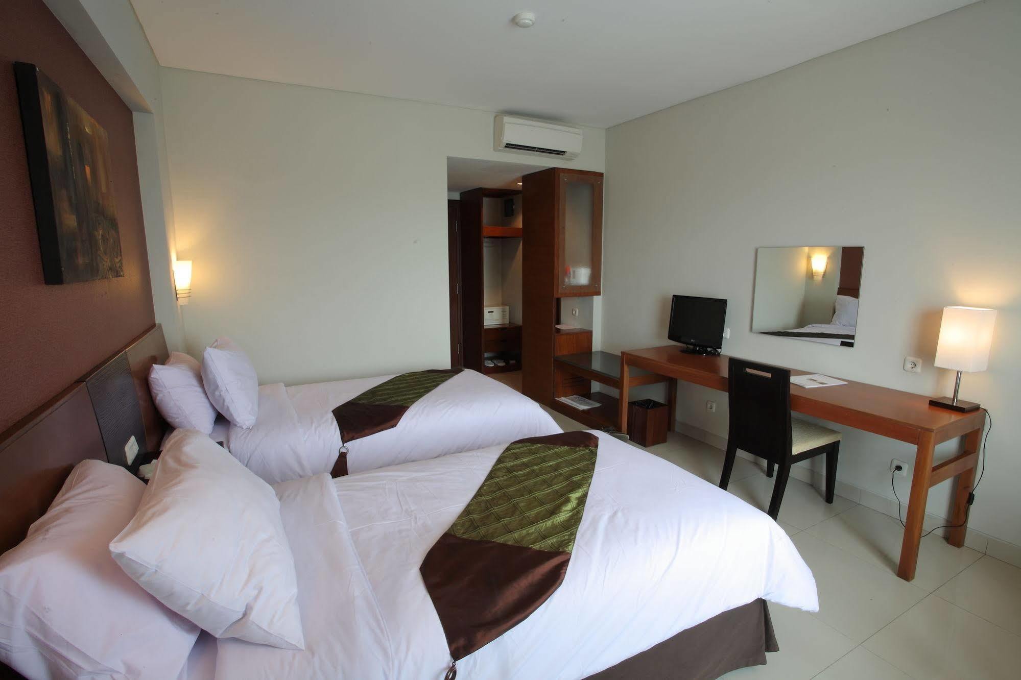 Aston Tanjung City Hotel Exterior photo