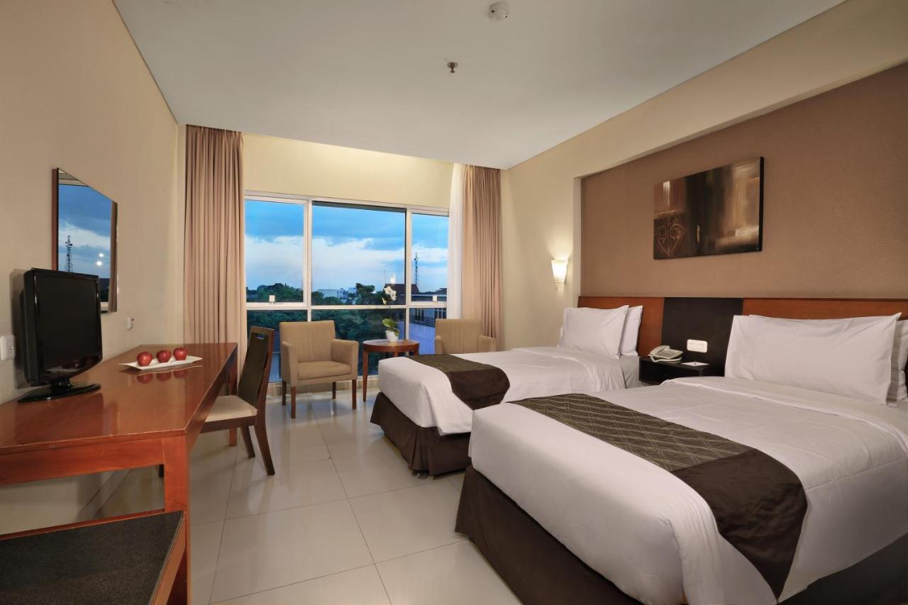 Aston Tanjung City Hotel Exterior photo